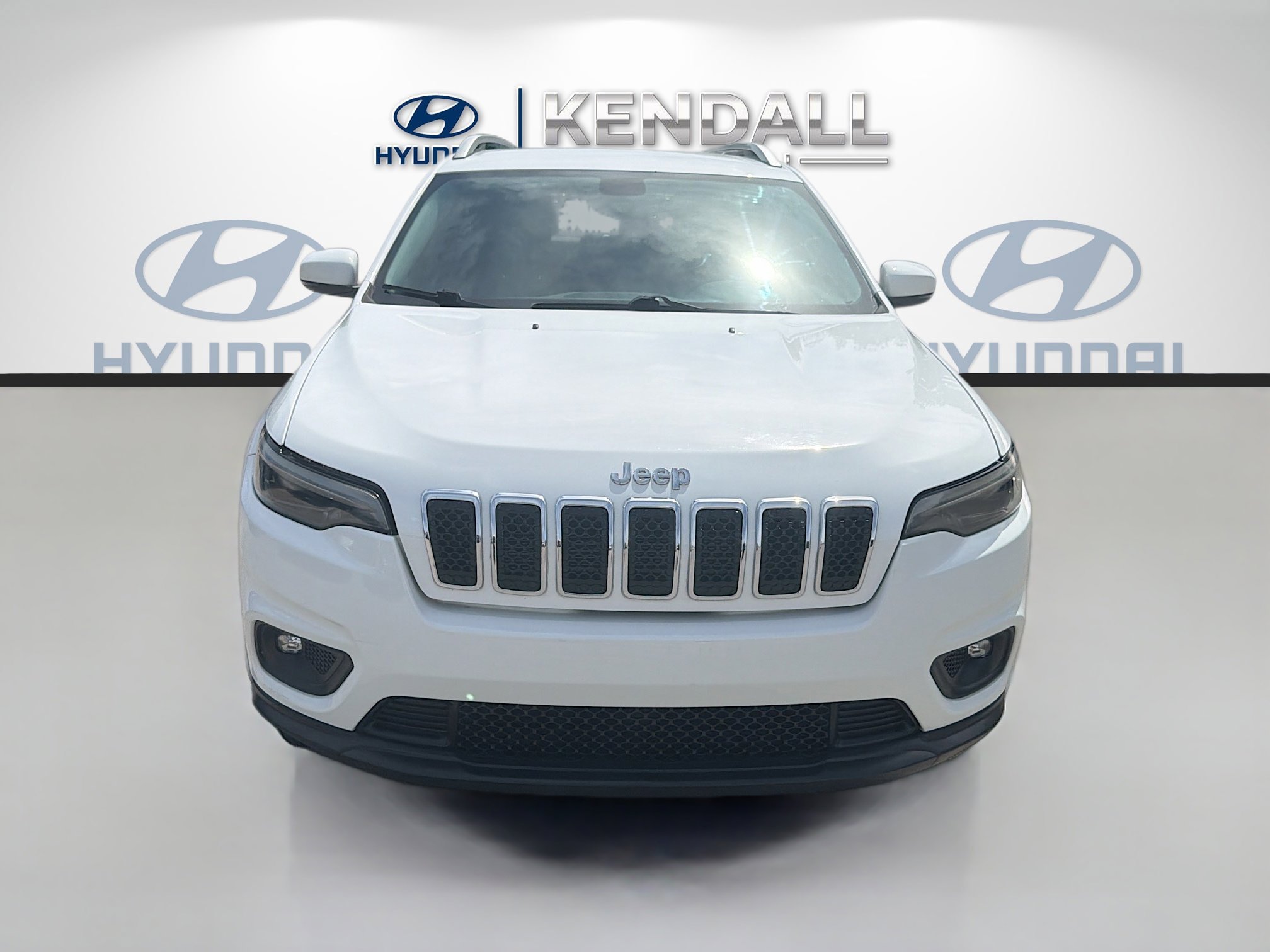 Used 2019 Bright White Clearcoat Jeep Latitude image 2