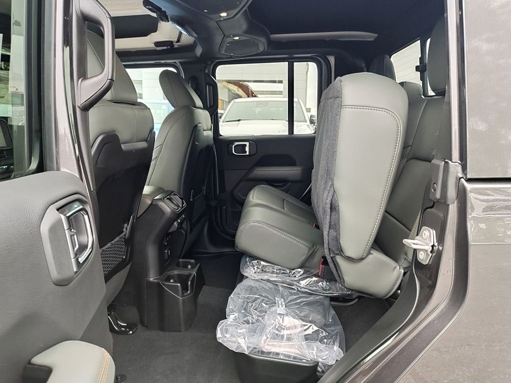 New 2026 Granite Crystal Metallic Clear-Coat Exterior Paint Jeep Mojave X image 33