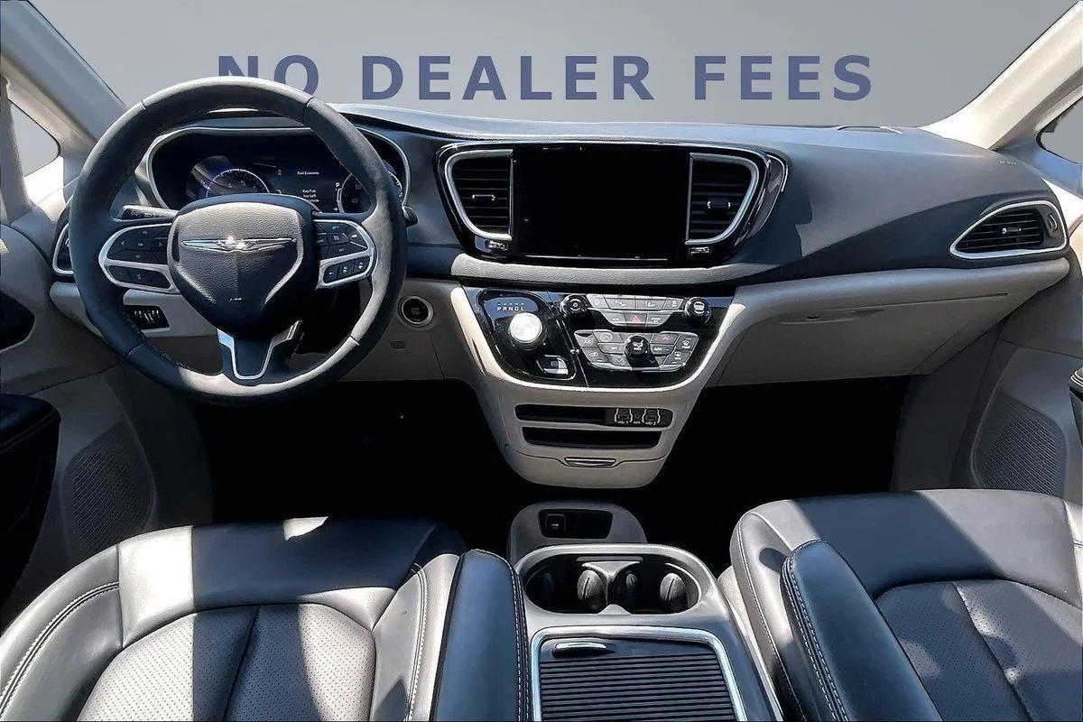 Used 2023 Black Chrysler Touring L image 7