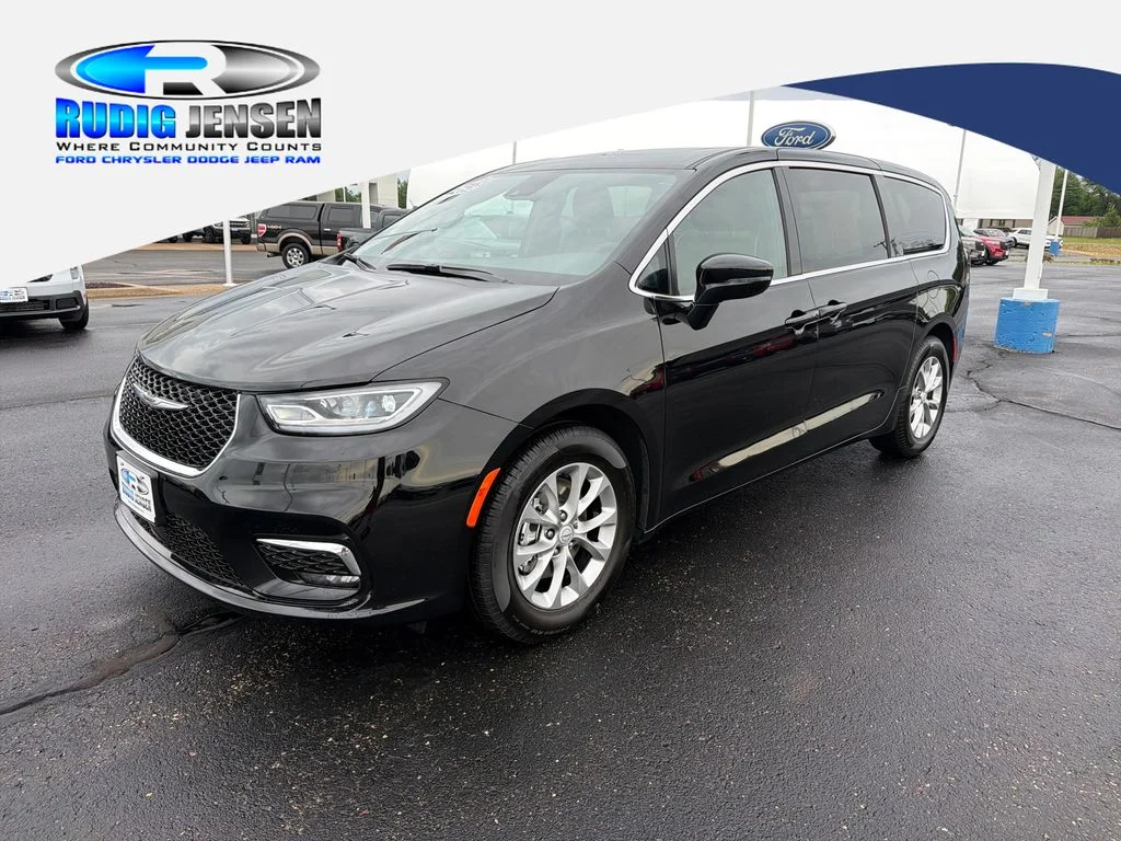 2026 Chrysler Pacifica Limited's photo