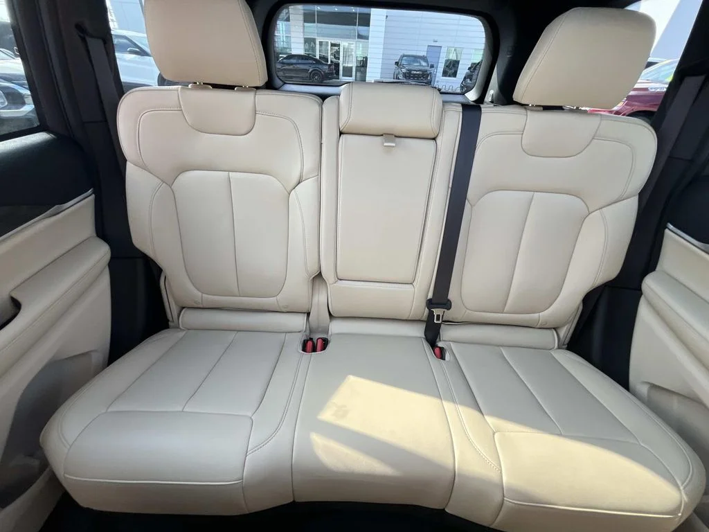 Used 2025 Diamond Black Crystal Pearlcoat Jeep Limited image 22