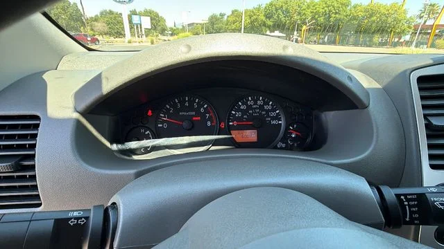 Used 2015 White Nissan S image 27