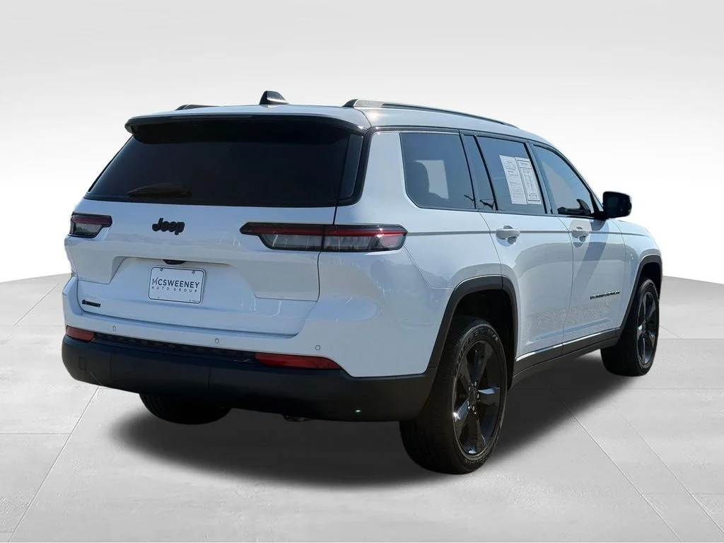 Used 2025 White Jeep Altitude image 29