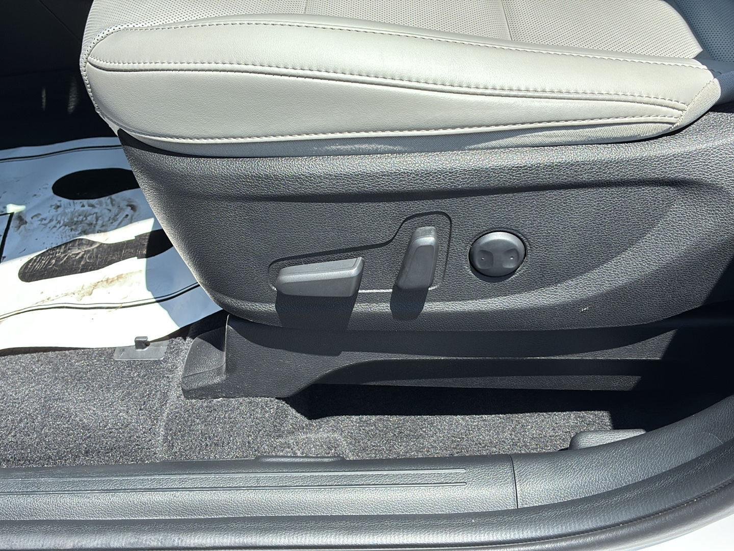 Used 2025 Glacial White Pearl Kia S image 12