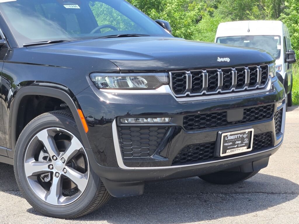New 2026 Diamond Black Crystal Pearlcoat Jeep Limited image 2