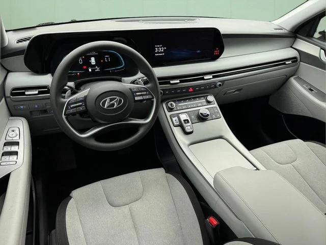 Used 2023 White Hyundai SE image 17