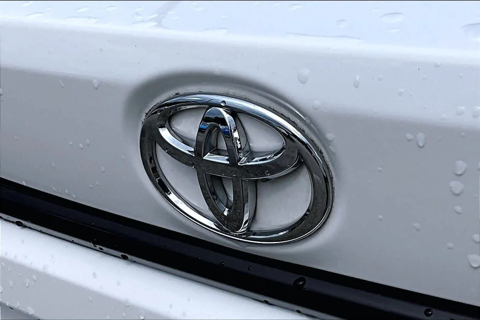 Used 2021 Super White Toyota LE image 31