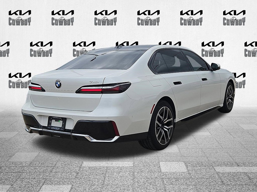 Used 2025  BMW 740i image 7