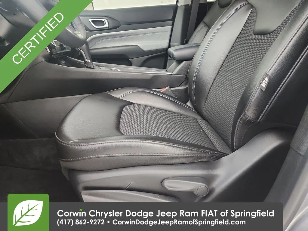 Used 2022 Silver Jeep Latitude image 3