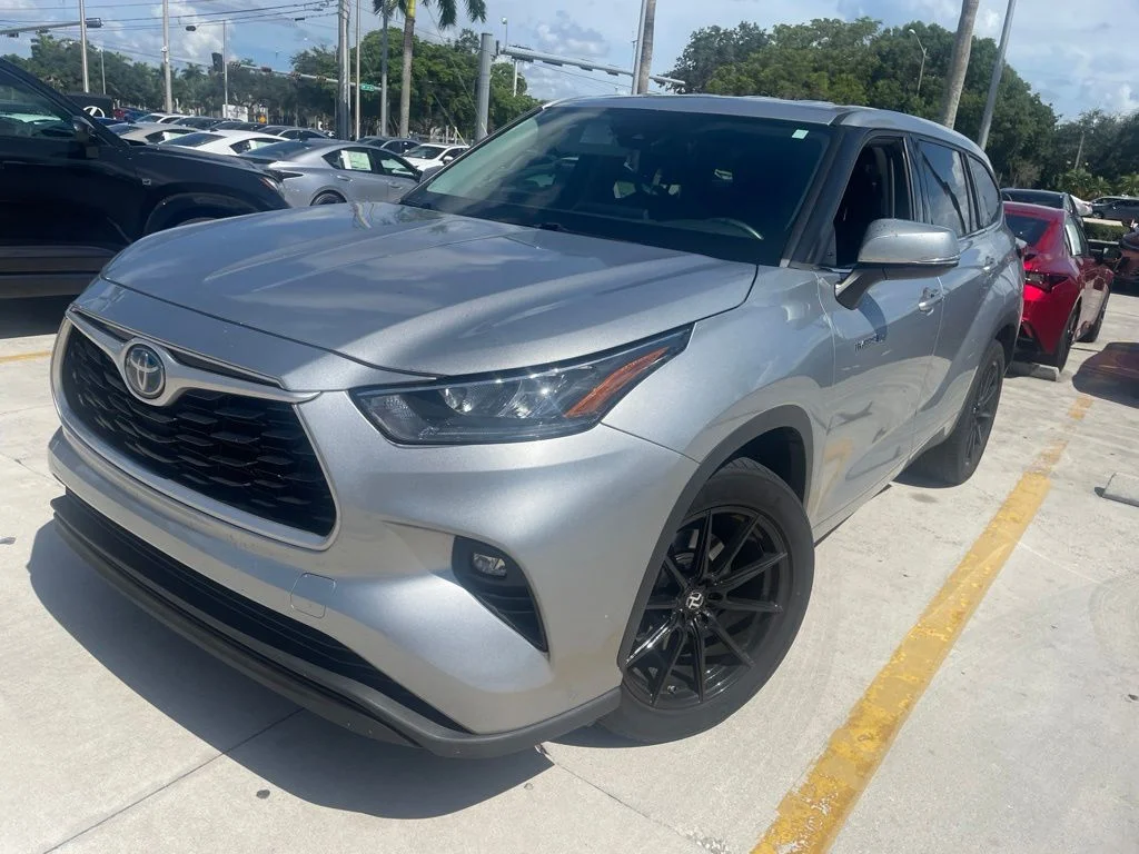 Used 2020 Celestial Silver Metallic Toyota LE image 4