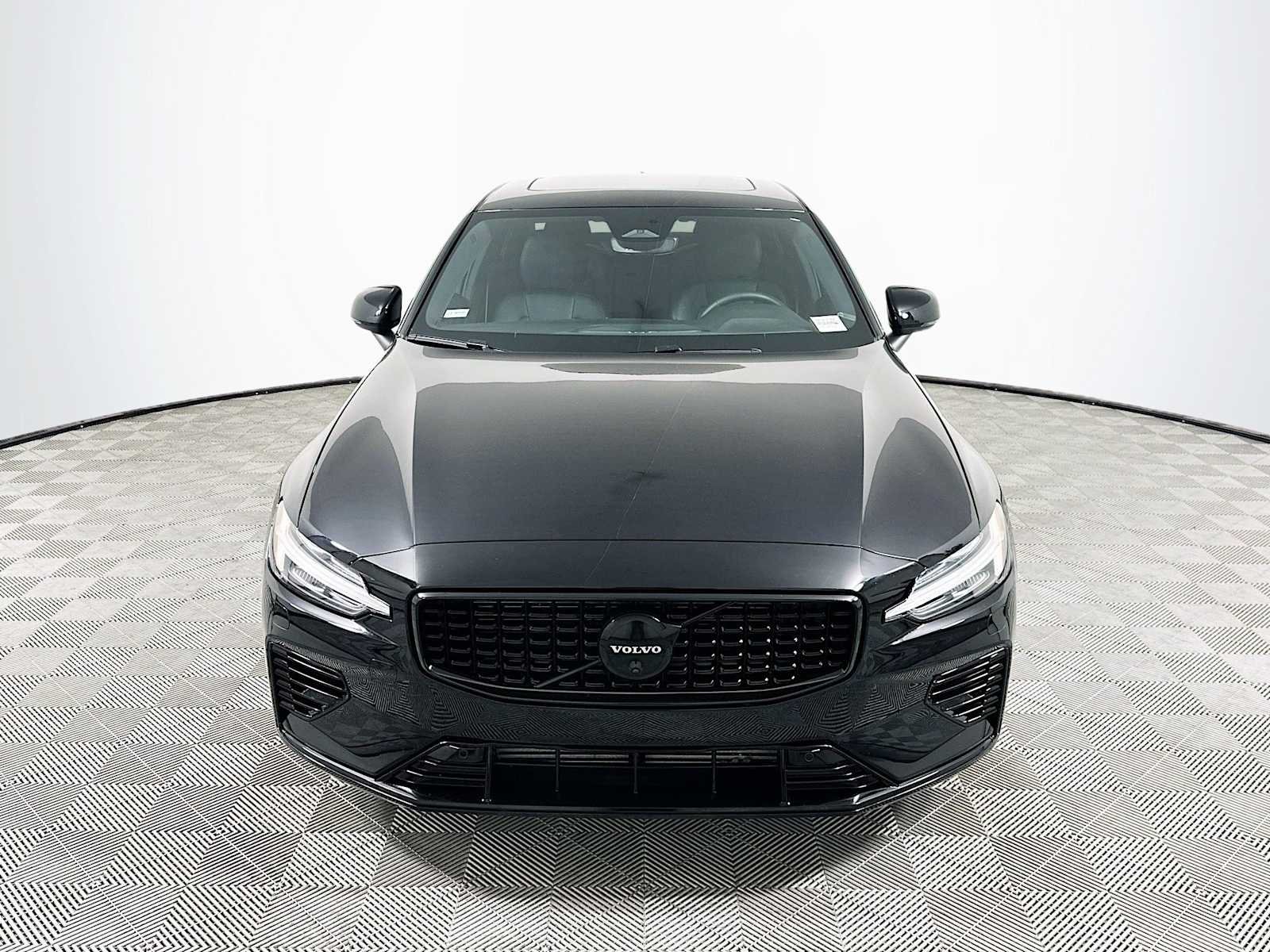 Certified Used 2023 Onyx Black Volvo Plus image 2