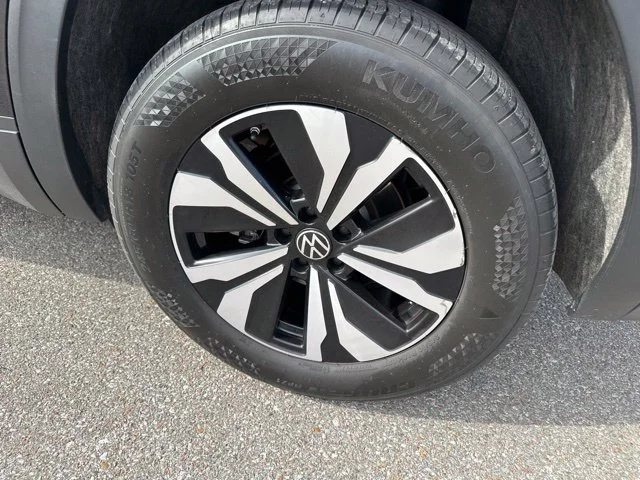 Used 2024 Deep Black Pearl Effect Volkswagen 2.0T SE image 25
