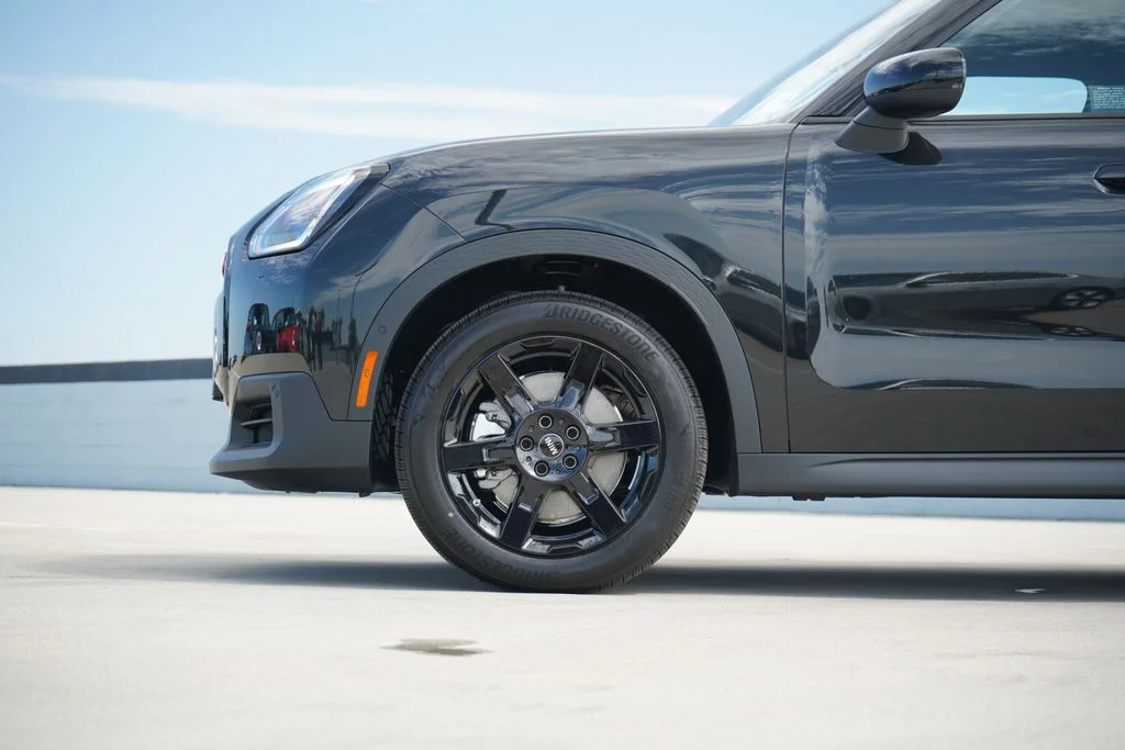 New 2027 Black MINI Signature Plus image 2