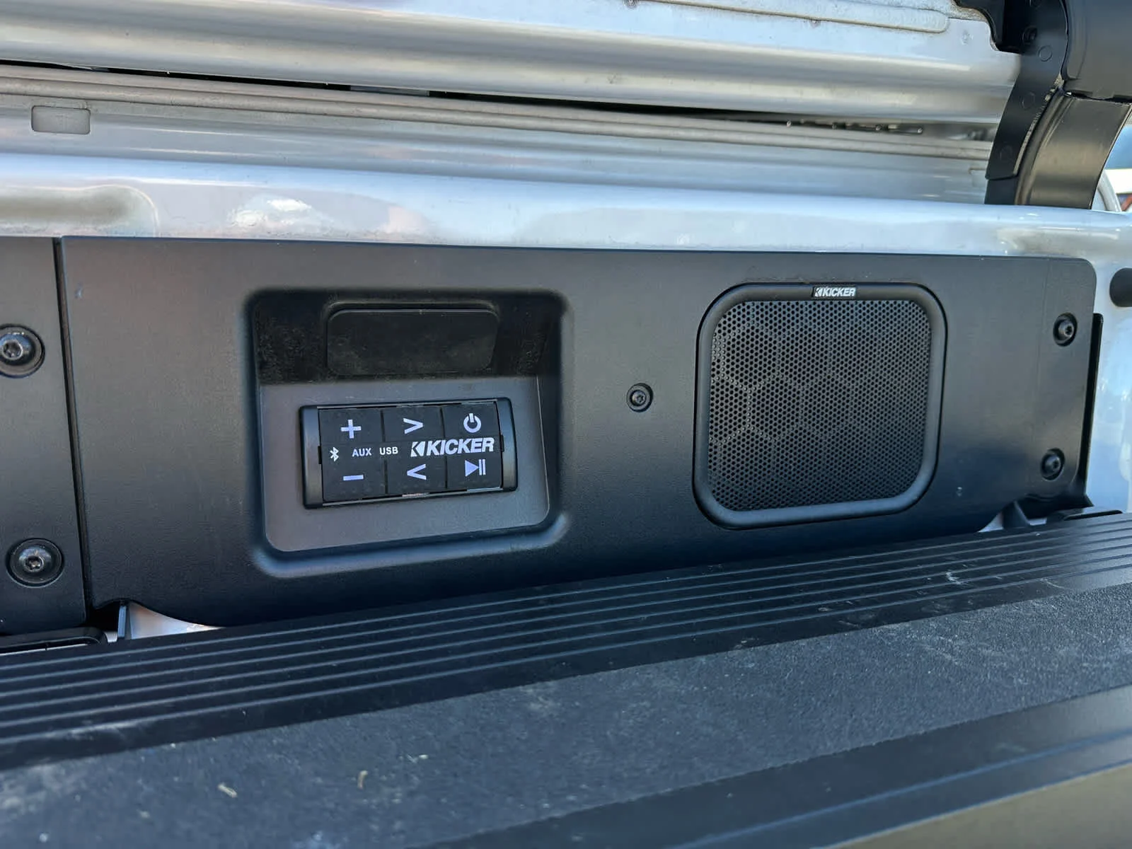 Used 2024 White Frost Tricoat GMC Denali Ultimate image 44