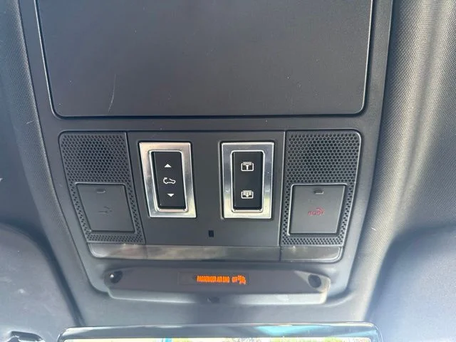 Used 2022 White Land Rover X-Dynamic SE image 23