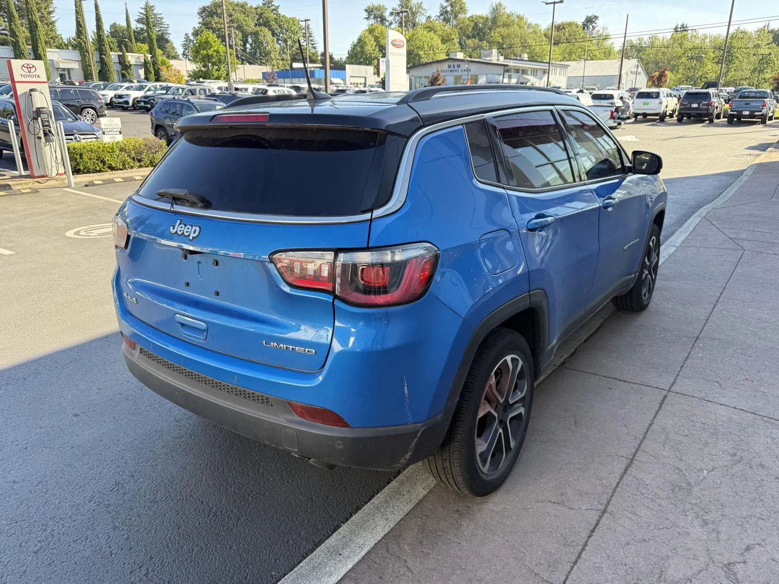 Used 2022 Laser Blue Pearlcoat Jeep Limited image 5