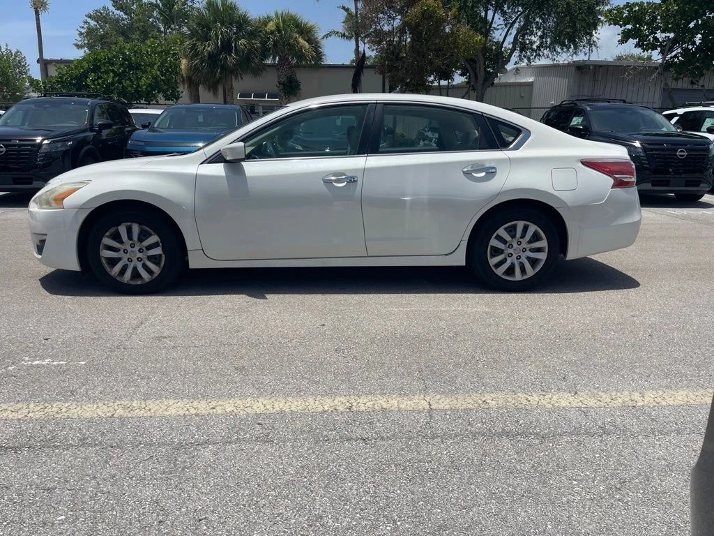 Used 2013 White Nissan 2.5 S image 2