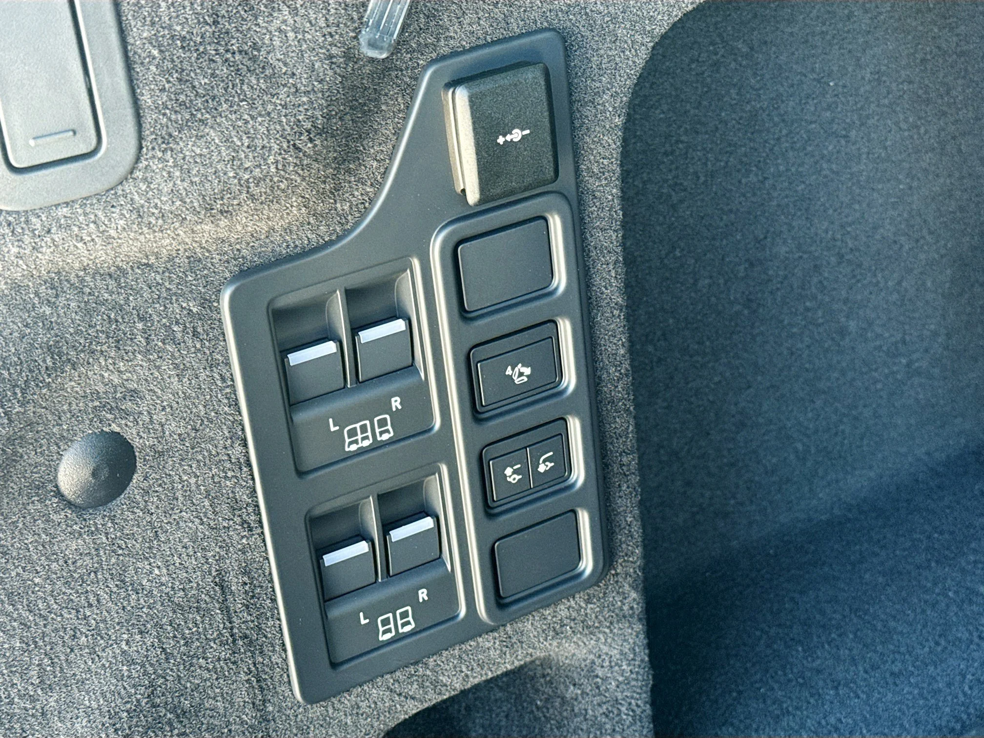 New 2026 Charente Grey Land Rover Dynamic SE image 13