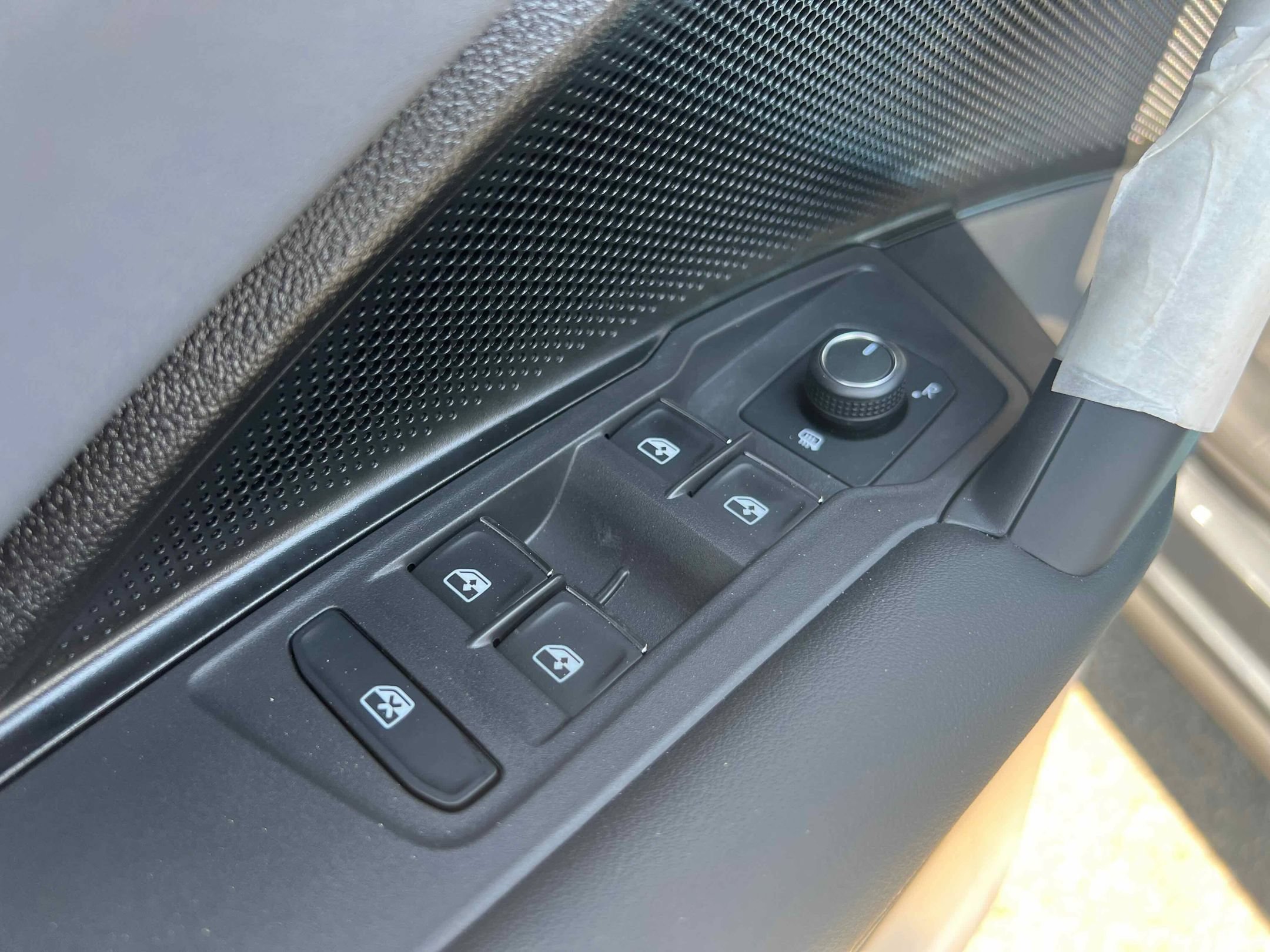 2025 Volkswagen Tiguan SE - Photo 18