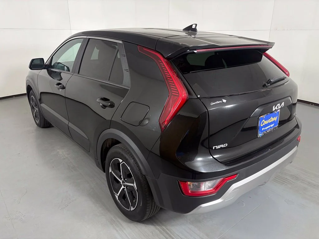 Used 2025 Black Kia LX image 6