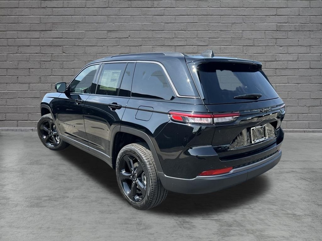 New 2026 Diamond Black Crystal Pearl-Coat Exterior Paint Jeep Limited image 5