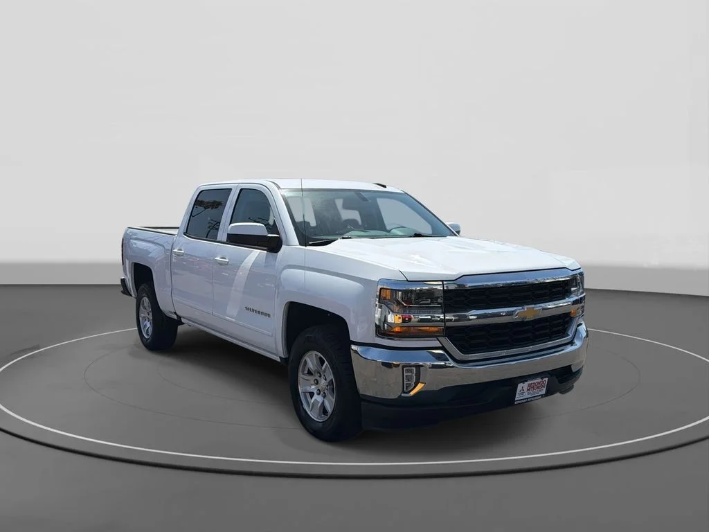 Used 2018 Summit White Chevrolet LT image 4