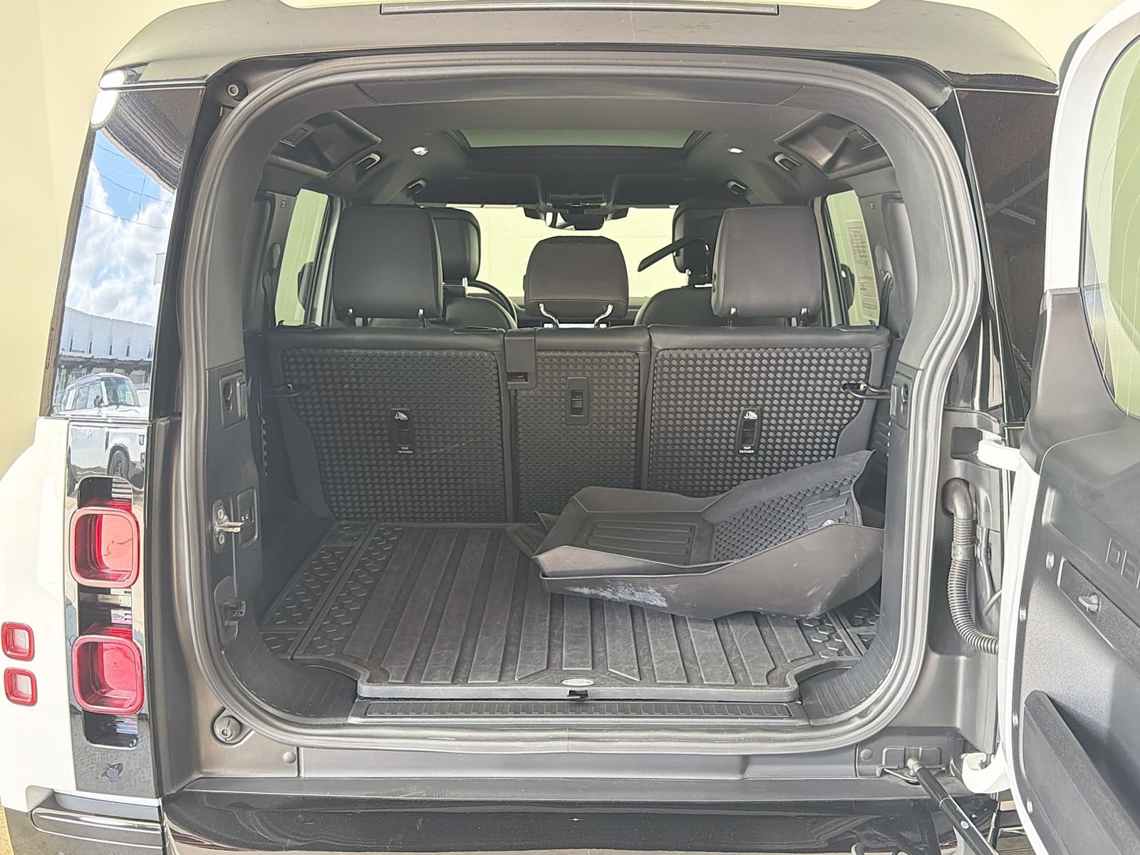 Used 2024 Fuji White Land Rover X-Dynamic SE image 29