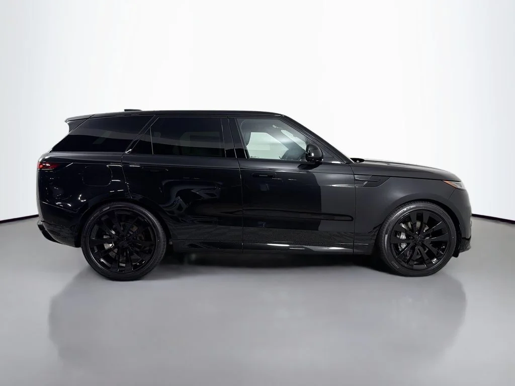 New 2026 Santorini Black Land Rover Dynamic SE image 4