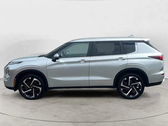 Used 2024 Silver Mitsubishi SE Black Edition image 2