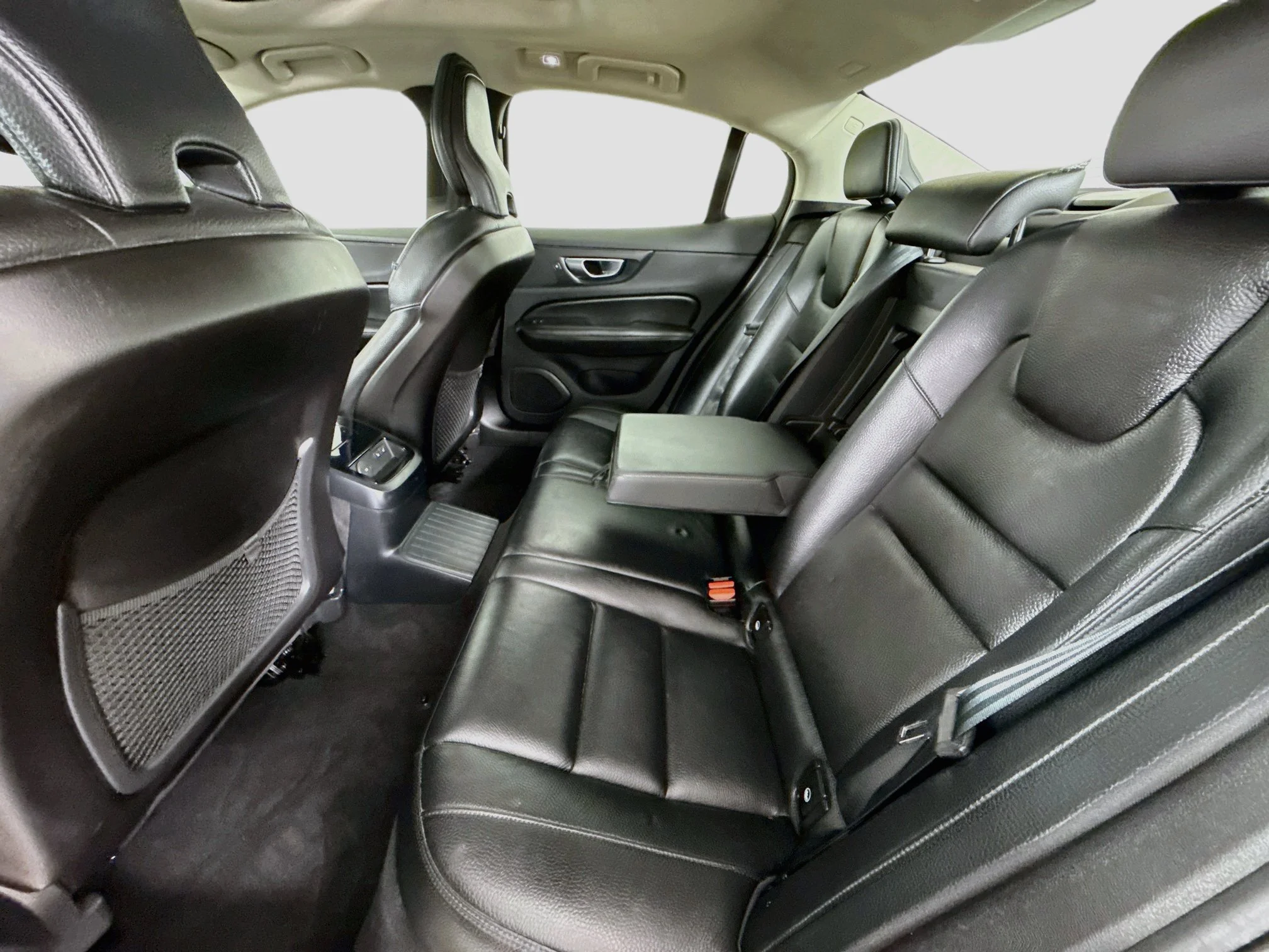 Used 2024 White Volvo Plus Dark Theme image 26