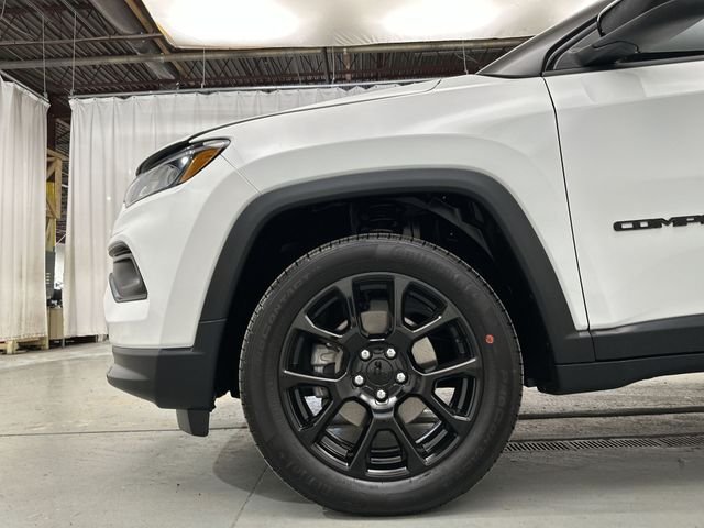 Used 2022 White Jeep Latitude image 20