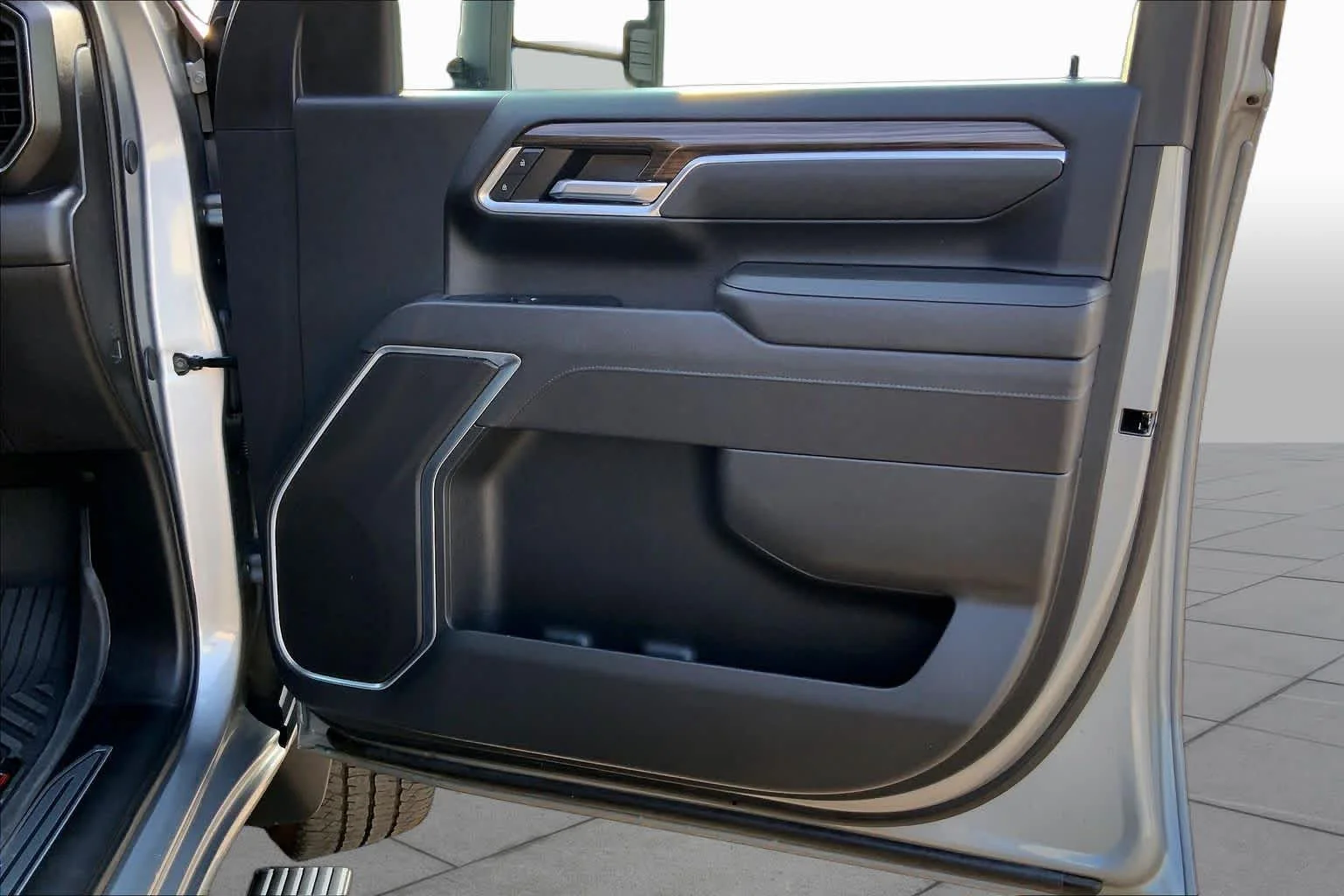 Used 2025 Sterling Gray Metallic Chevrolet LT image 22