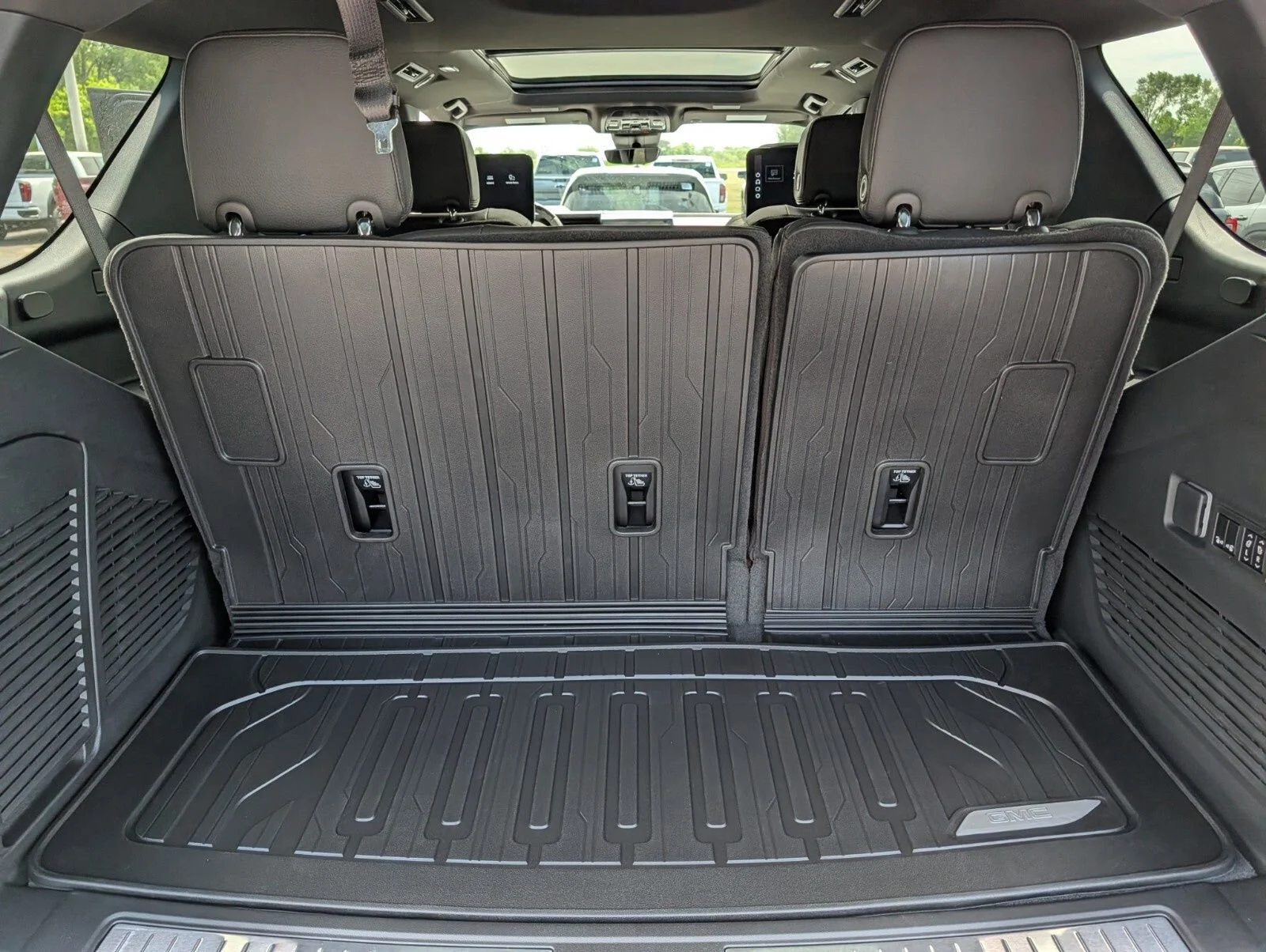 2026 GMC Yukon Denali - Photo 29