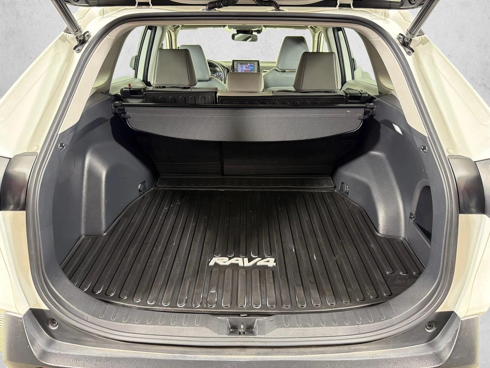 Used 2022  Toyota Hybrid XLE Premium image 19