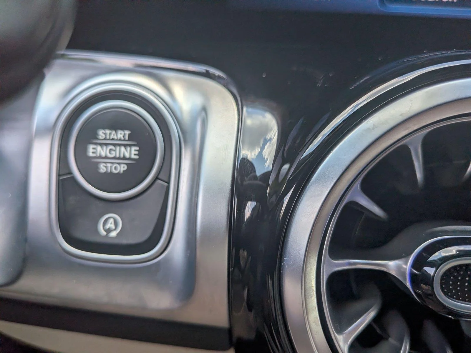 Used 2025  Mercedes-Benz GLB 250 image 28