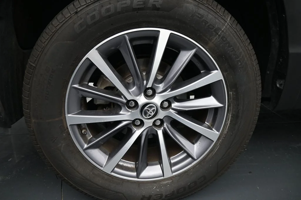 Used 2019 Gray Toyota XLE image 9