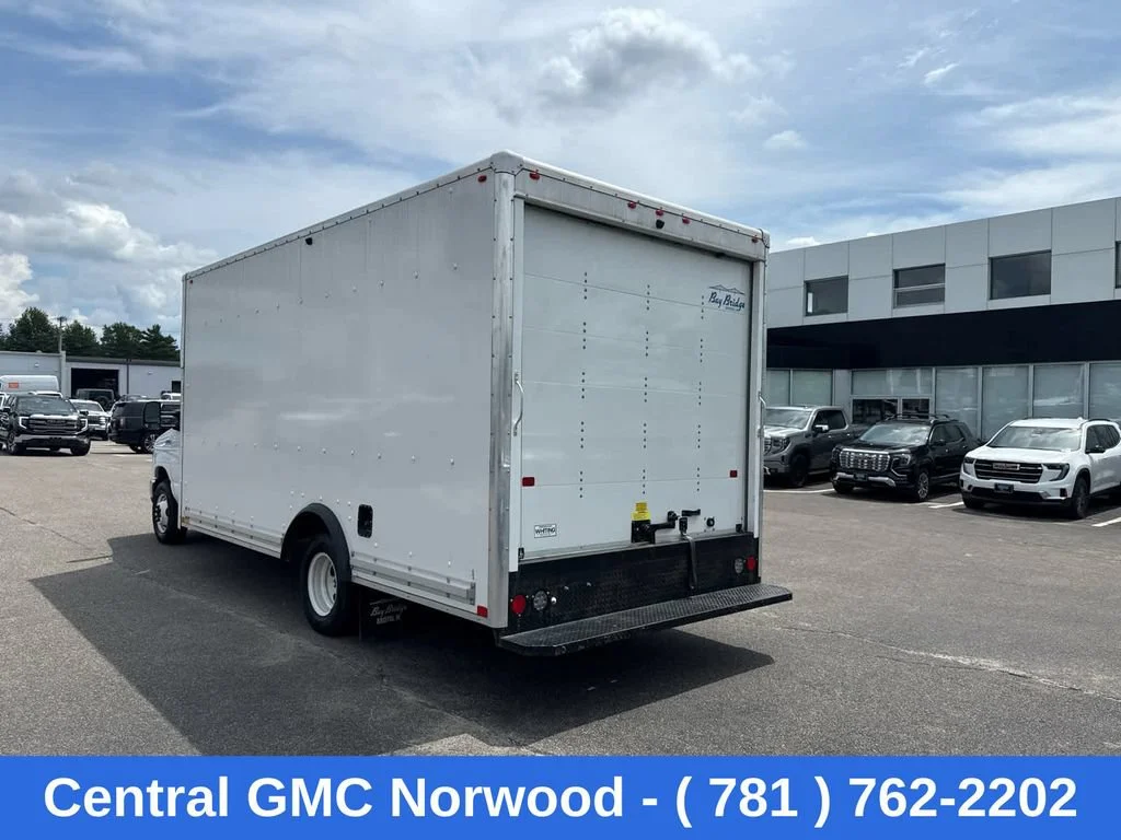 Used 2024  Ford BASE image 3