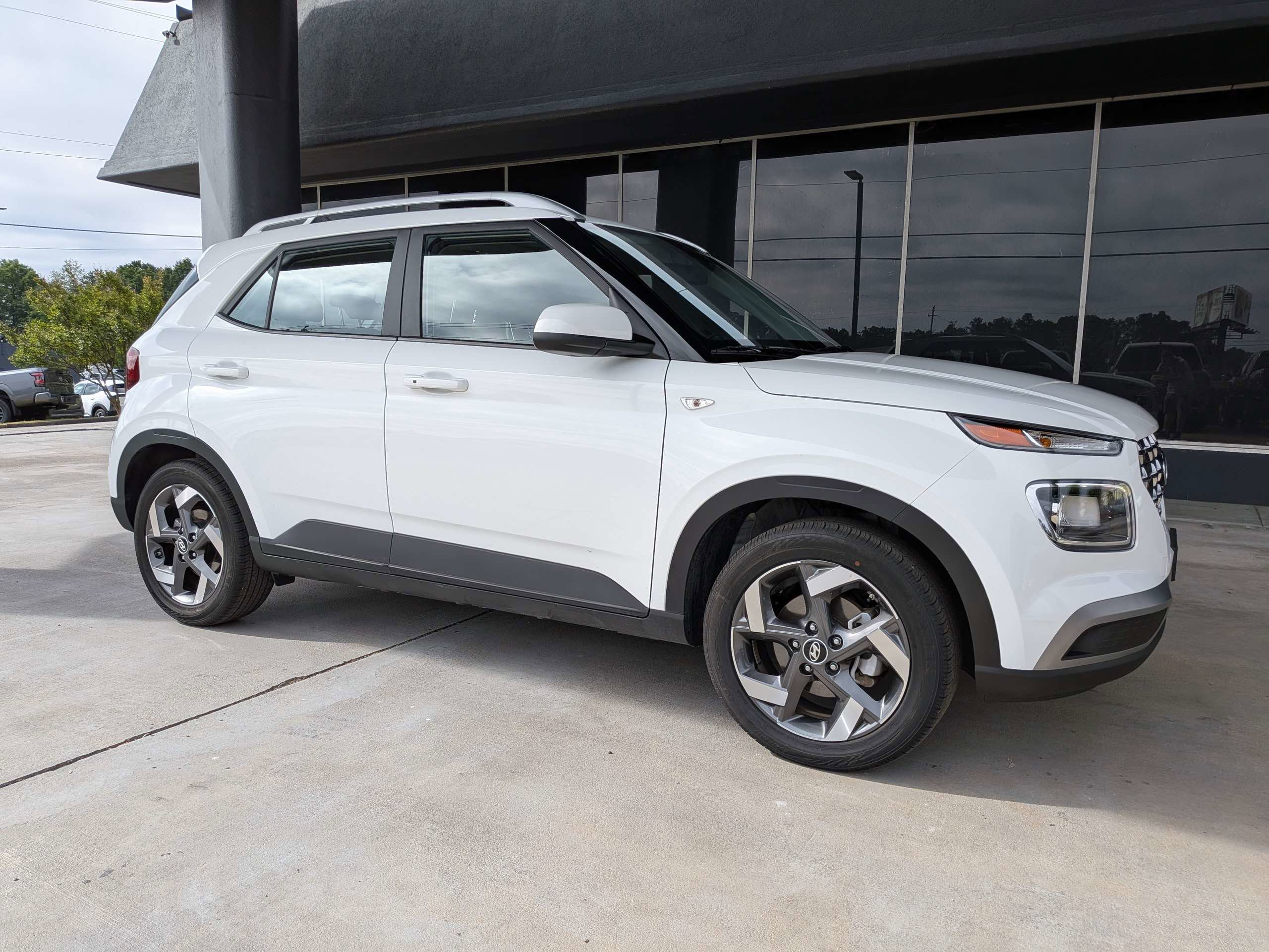 Used 2025 White Hyundai SEL image 1