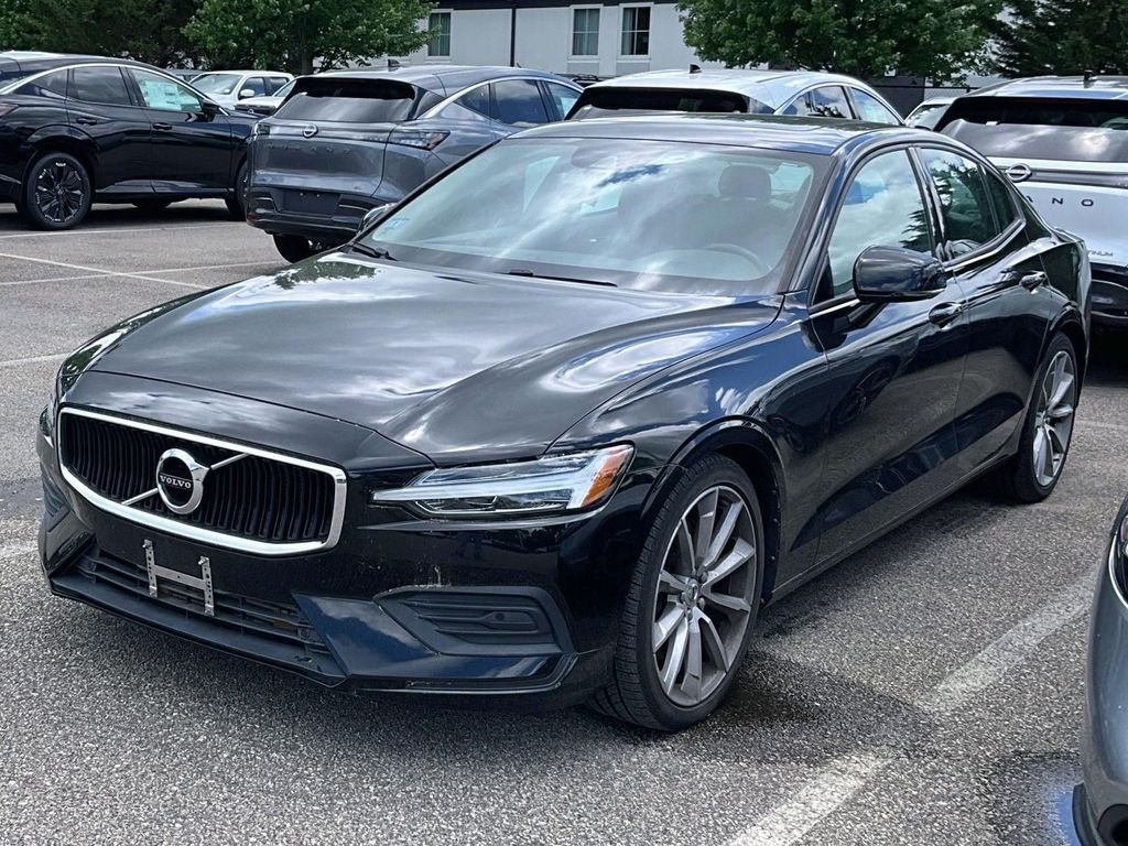 Used 2019 Black Volvo T6 Momentum image 3