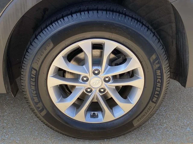Used 2019 Black Hyundai SE image 8
