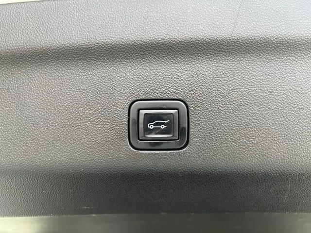 Used 2022 White Chevrolet Premier image 37