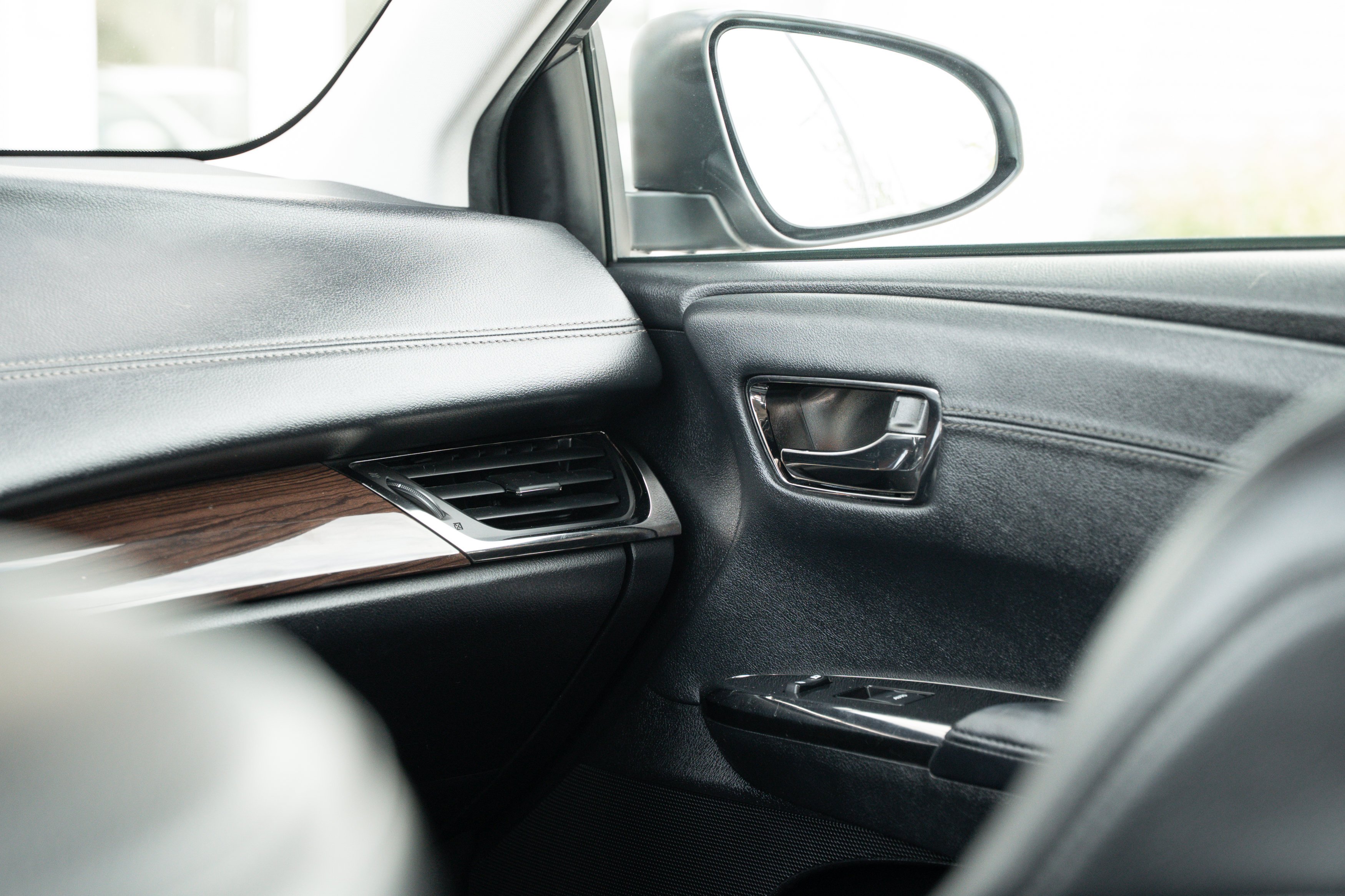 Used 2015 Magnetic Gray Metallic Toyota XLE Touring image 15