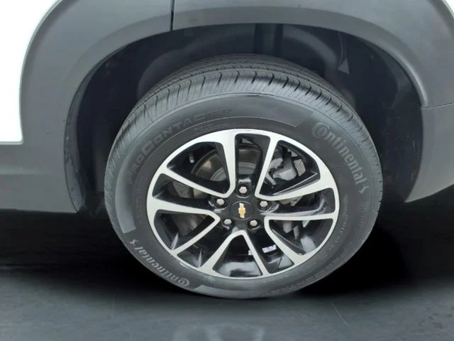 Used 2025 White Chevrolet LT image 13