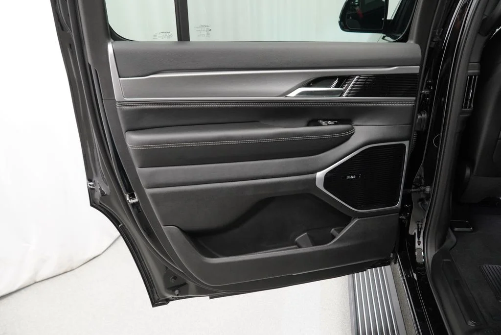 New 2026 High Gloss Black Exterior Paint Jeep Limited Altitude image 31