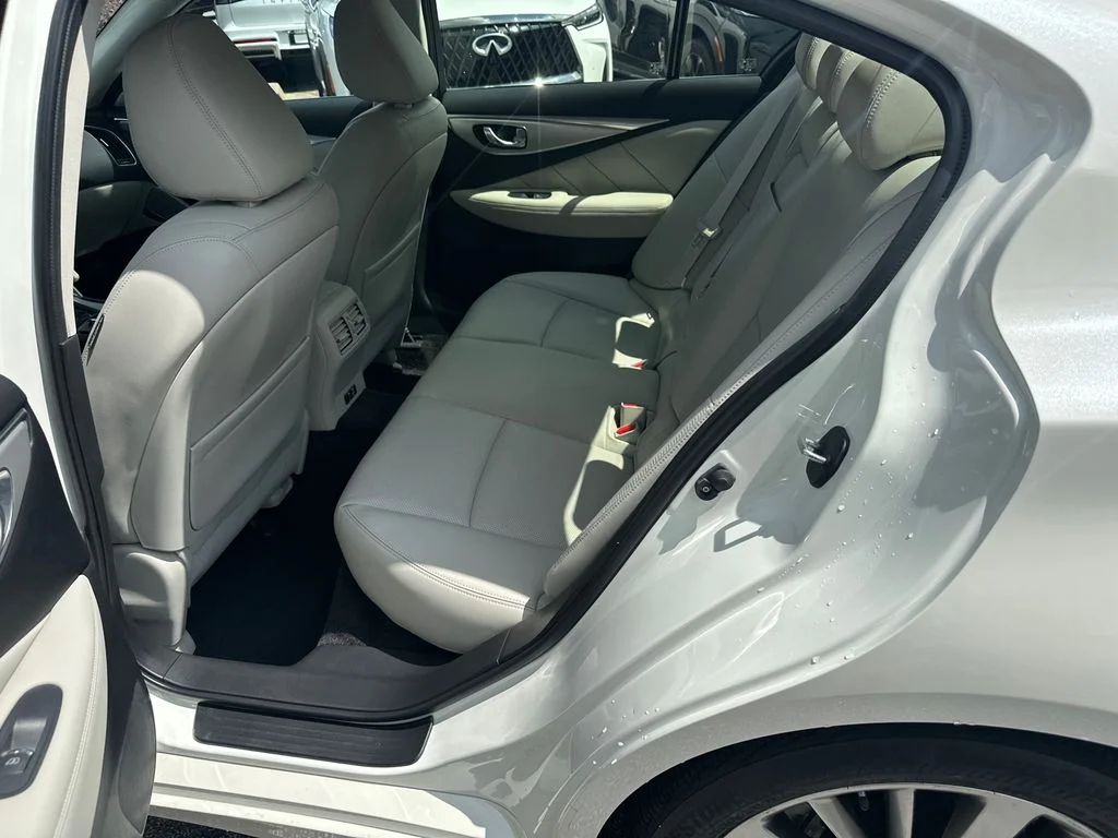 Used 2023 White INFINITI LUXE image 18