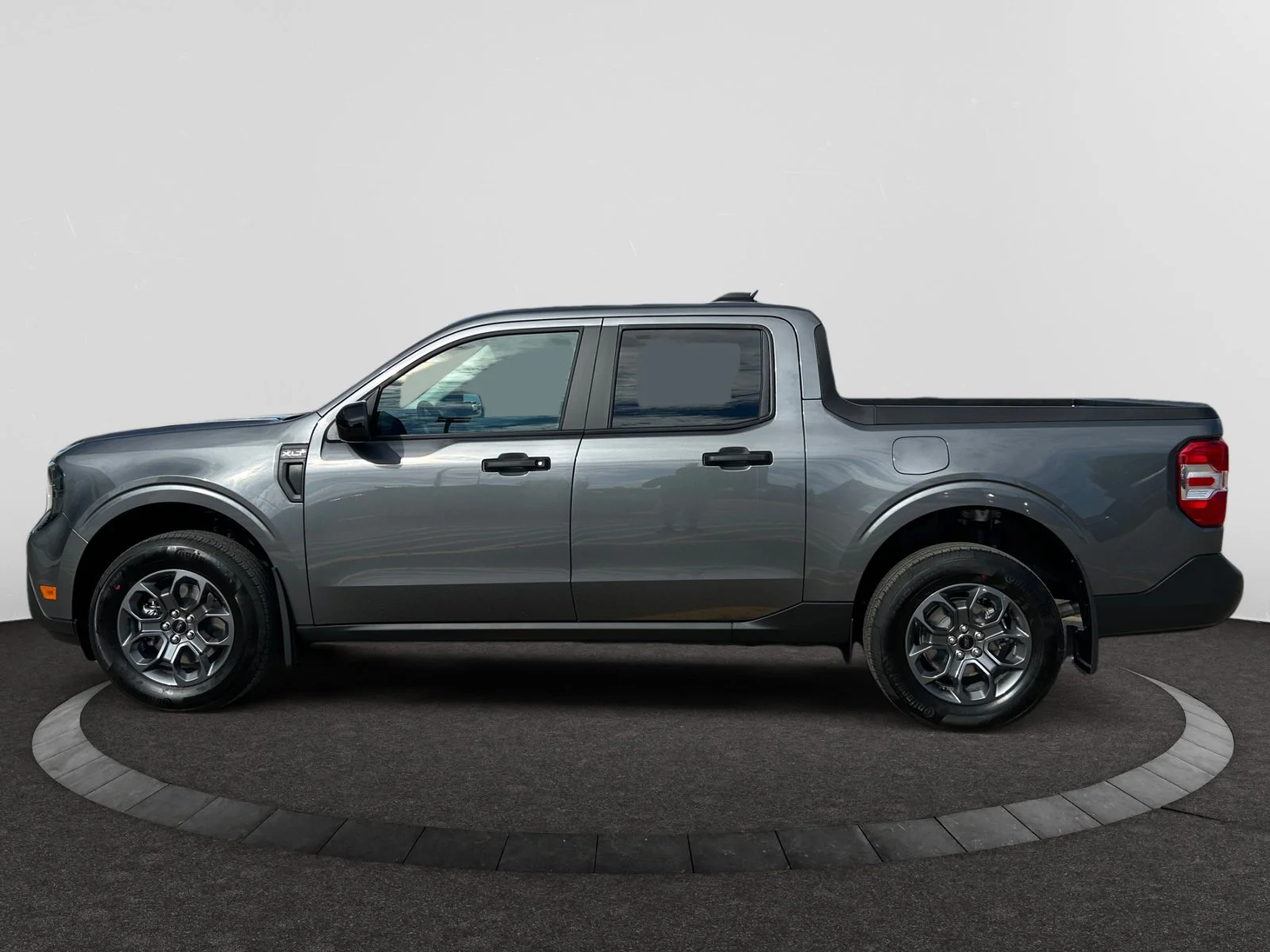 New 2026 Carbonized Grey Metallic Ford XLT image 2