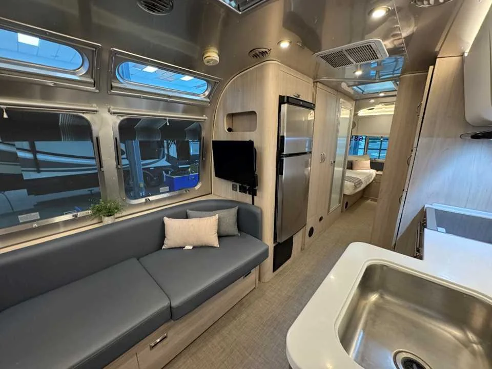 Used 2024 SILVER AIRSTREAM  image 8