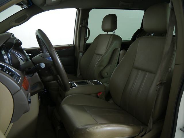 Used 2012 White Chrysler Touring image 22