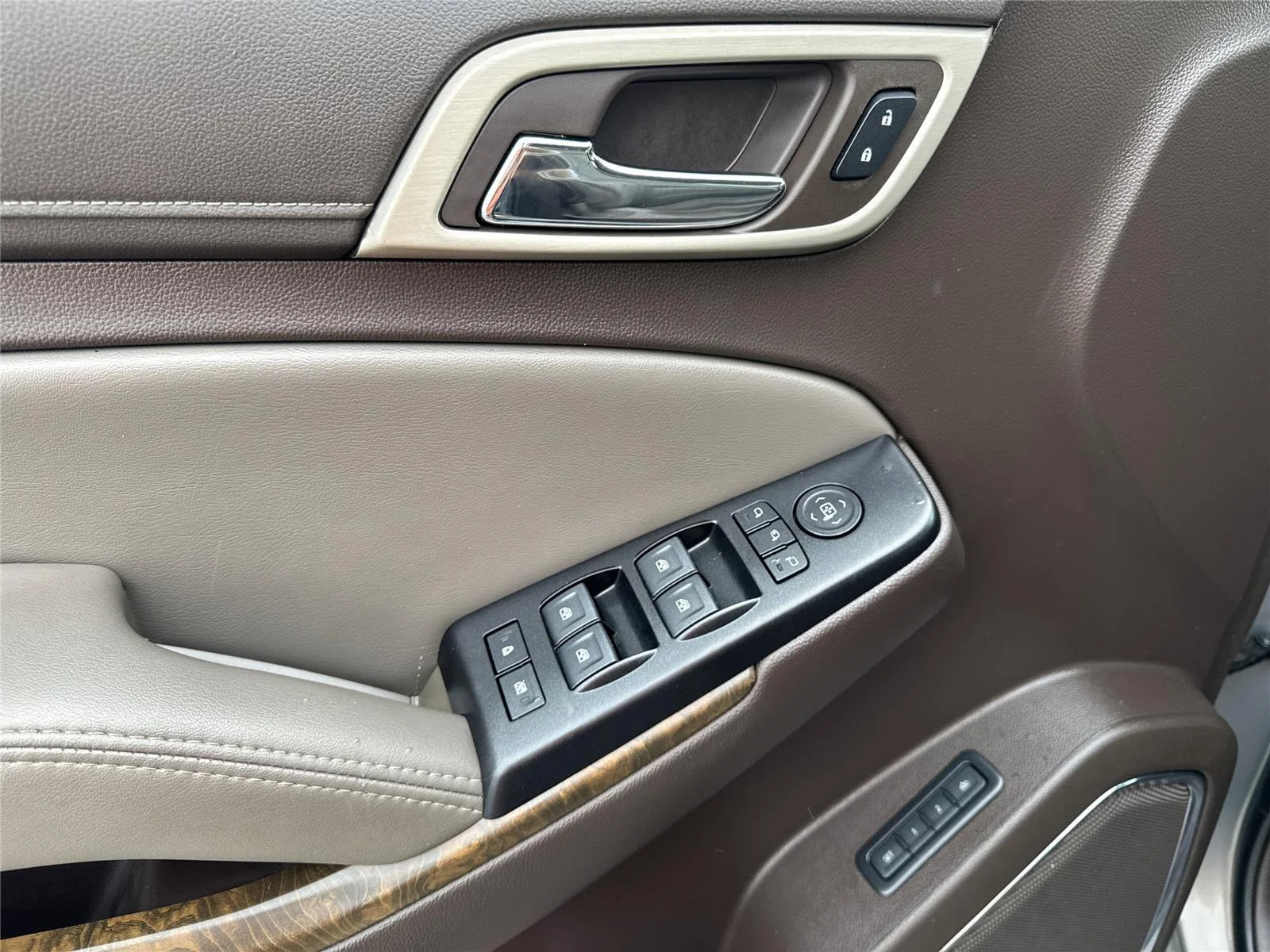 Used 2019 PEPPERDUST METALLIC GMC Denali image 17
