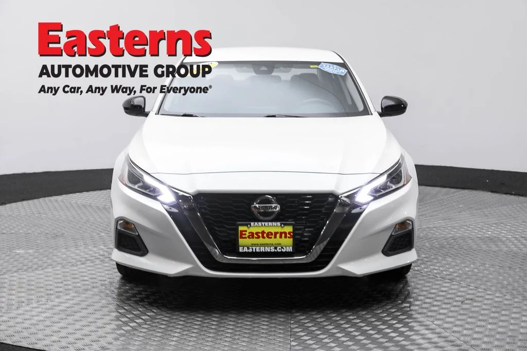 Used 2022 White Nissan 2.5 SR image 2
